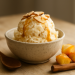 Semangkuk es krim apel panggang dengan taburan almond dan saus karamel tipis